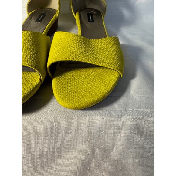 Array Yellow Ankle Strap Sandals Women’s 9W Open Toe Low Heel Textured - Picture 8 of 9